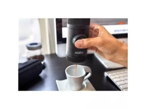 Jak si užít kávu na cestách: nejlepší přenosné kávovary! 🚗☕