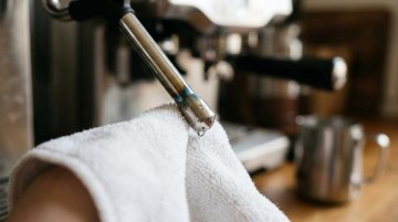 Poloautomatický kávovar: pro koho se vyplatí doma víc