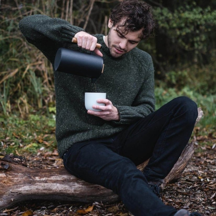 
                                    04 Frisch gemahlener Kaffee mit der Lambda Coffee Hand Kaffeemuehle
                                