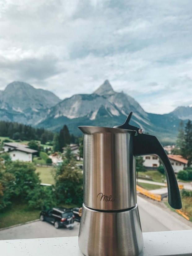 Moka konvička na všetky typy varičov vrátane indukcie – antikorová oceľ – na 9 šálok (450 ml) – čierne madlo